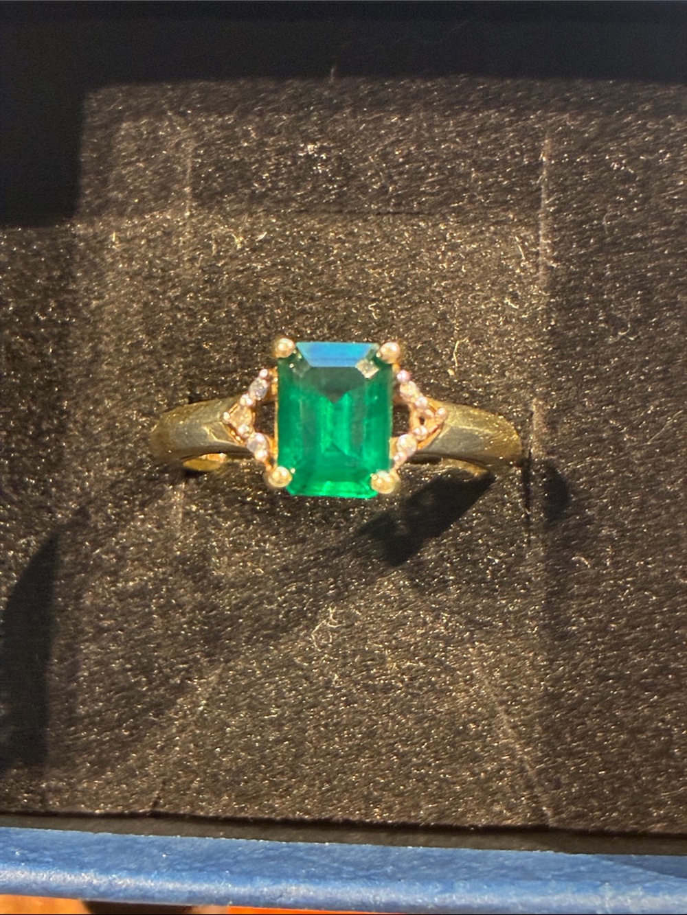 10K  Beautiful Emerald Green Ring with Accented Stones. 2.32 Grams. Size 7